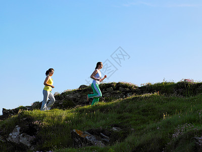 两个女人在慢跑图片