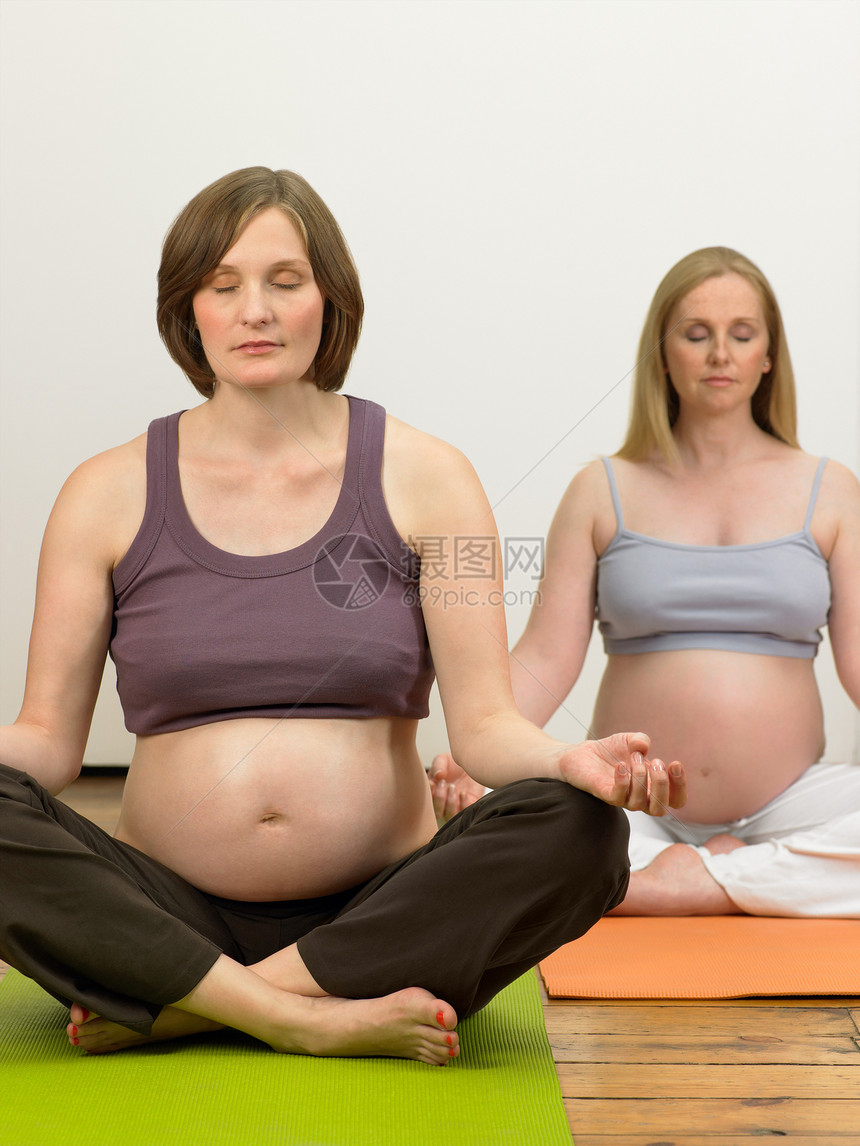 练习瑜伽的孕妇图片