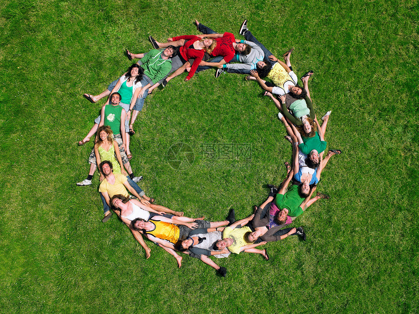 一群人围成一圈躺在草地上图片