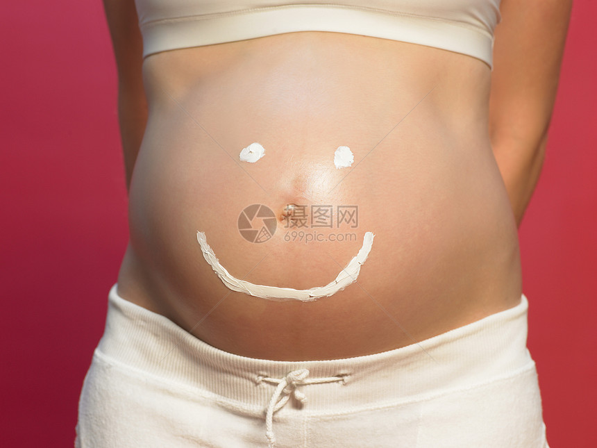 腹部笑脸孕妇图片