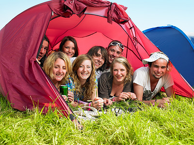 一群人躺在帐篷里图片