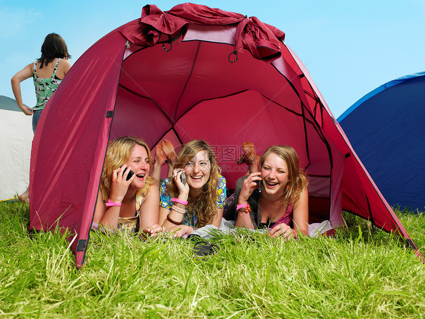 三个女孩躺在帐篷里图片