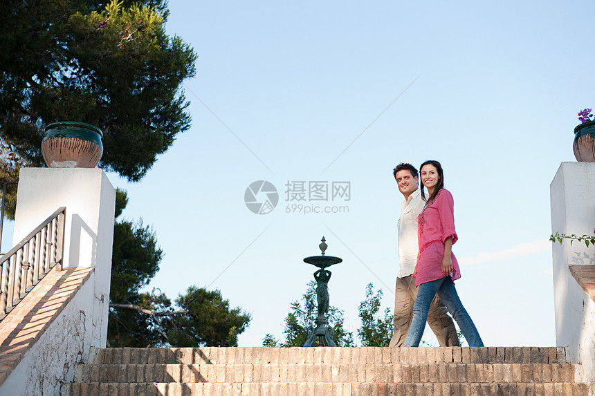 年轻夫妇在假日散步图片