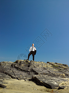 商人站在岩石上图片