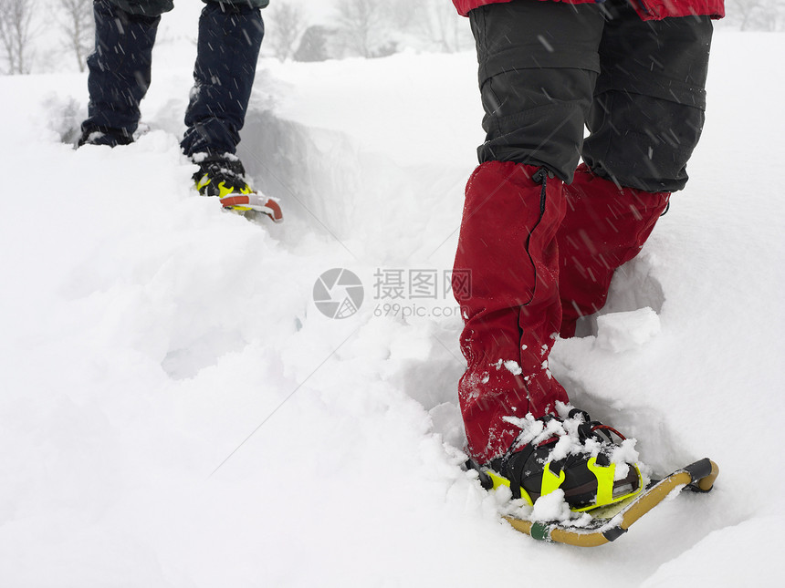 人们在雪中跋涉图片