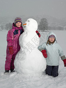 冬天滑雪雪人带雪人的女孩背景