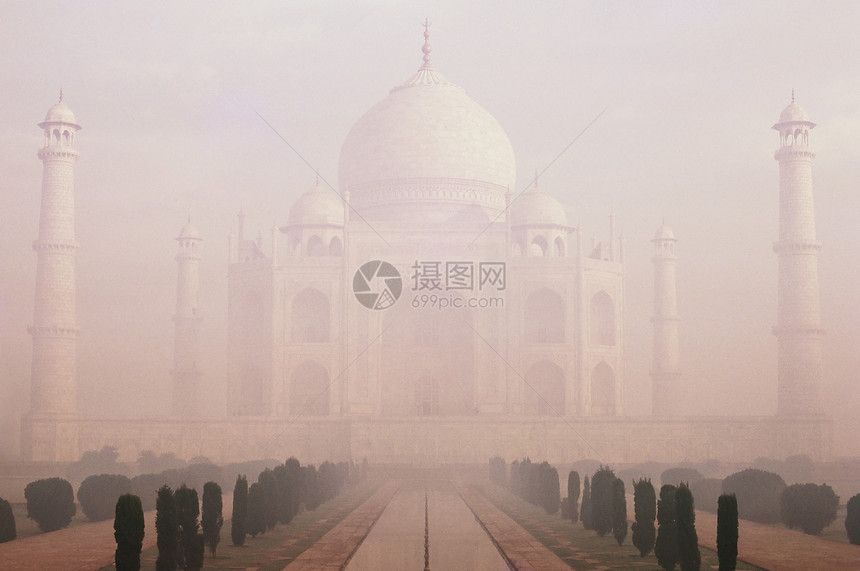雾中的泰姬陵图片
