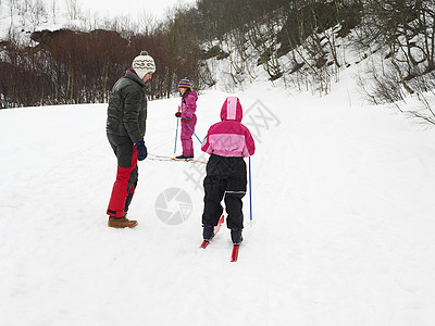 母亲和女儿滑雪图片