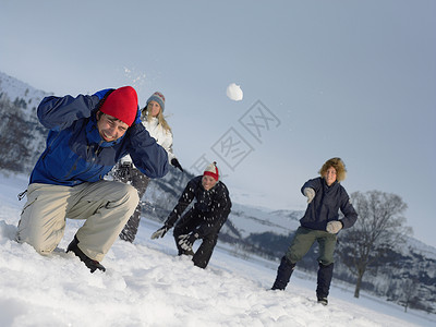 玩雪的人朋友们扔雪球背景