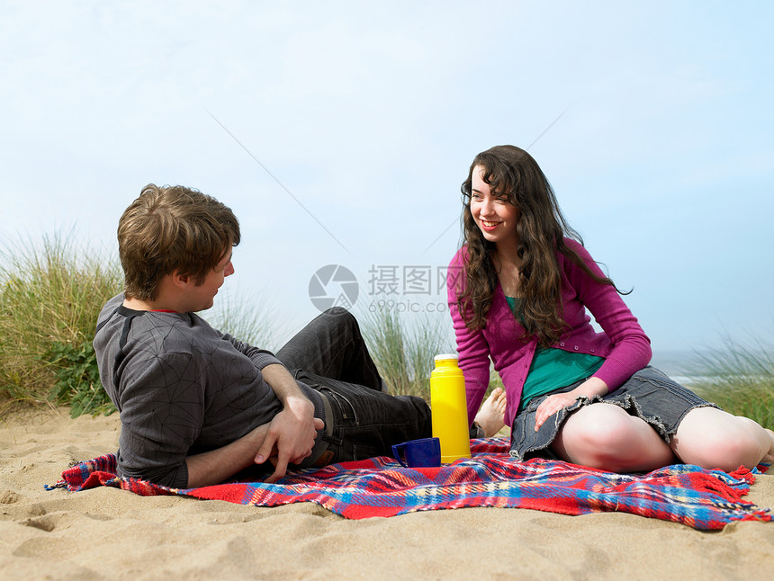 一对夫妇躺在沙丘上图片
