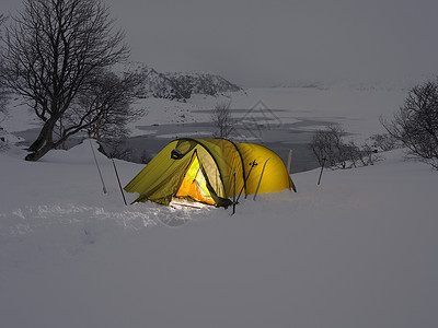 雪中的黄色帐篷图片