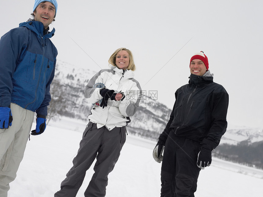 雪地里的三个人图片