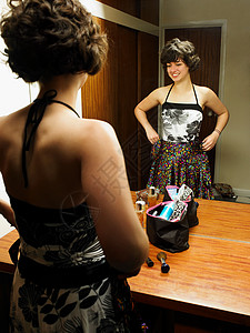 在镜子前试衣服的女人背景图片