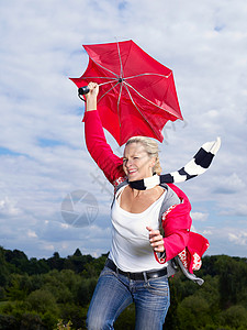 风中抱伞的女人图片