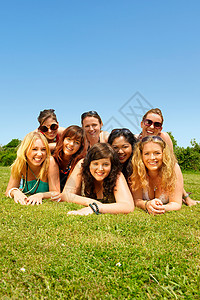八个女人躺下的肖像背景图片