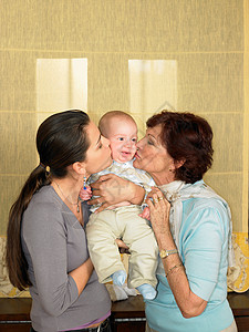 母亲和祖母亲吻男婴图片