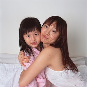 母亲抱着小女儿图片