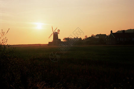 风车和村庄背景图片