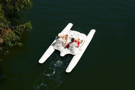 在湖面上划着船的夫妇图片