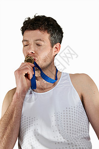 亲吻奖牌的男人图片