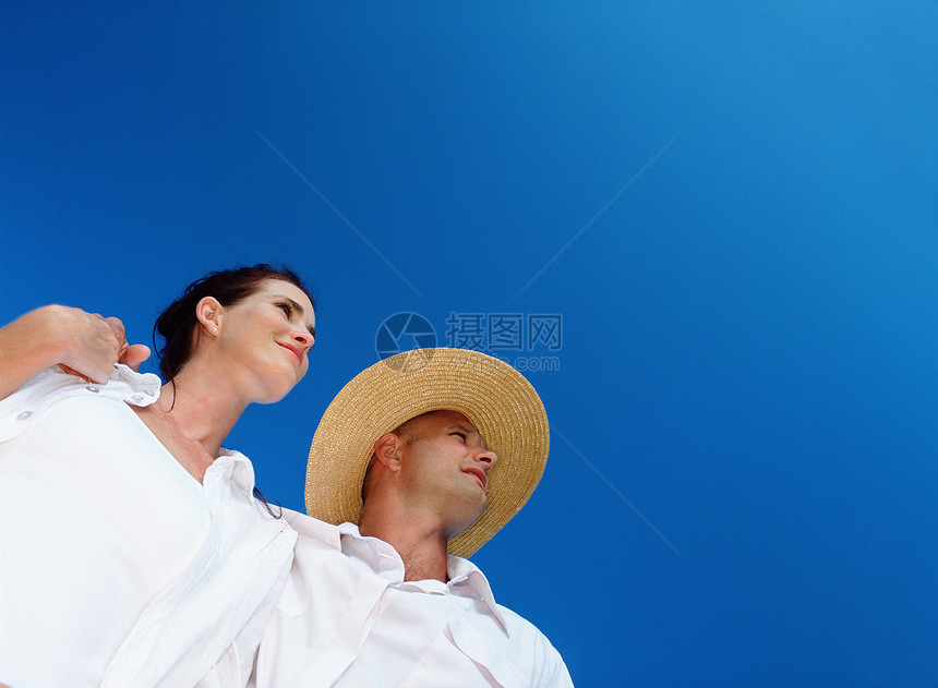 蓝天下的幸福夫妻图片