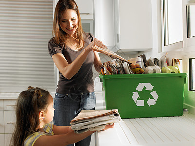 母女共享废品回收图片