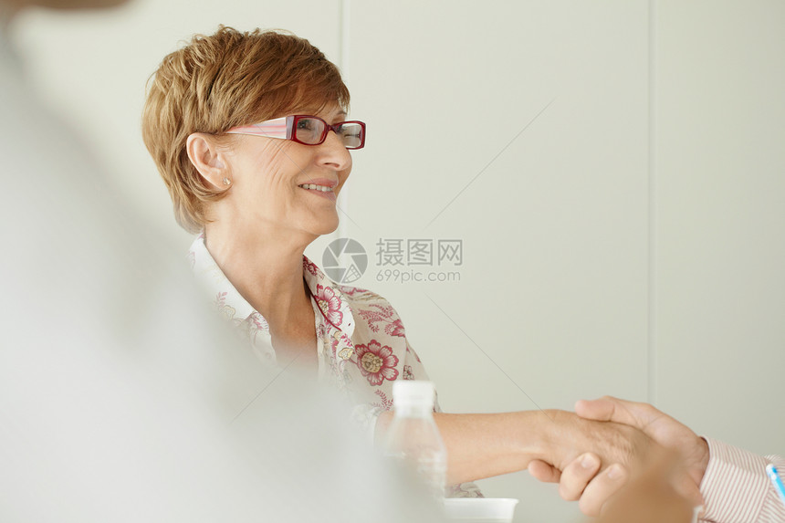 年长的女商人握手图片