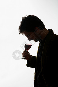 男人喝一杯酒图片