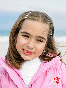 海滩上的女孩微笑着图片