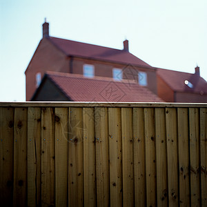 房子附近的木栅栏背景图片