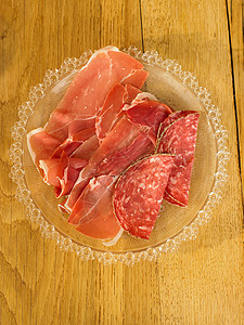 桌上放一盘意大利香肠和腌肉背景图片