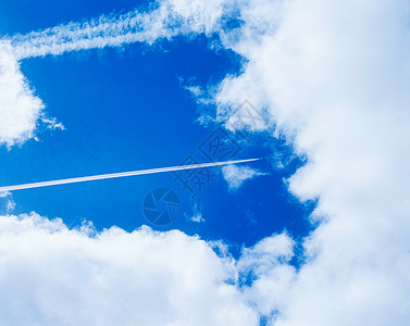 飞机蒸气划过的蓝天背景图片