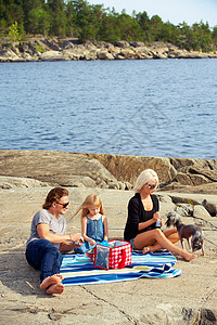 在湖边野餐的家庭图片