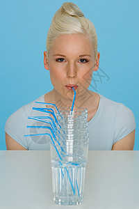 饮水的年轻女子背景图片