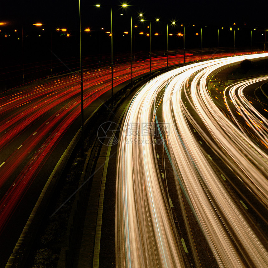 高速公路上的头灯和尾灯曲线图片