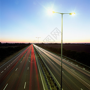 高速公路上的头灯和尾灯曲线图片
