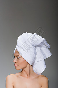 一个女人头上包着毛巾的画像图片