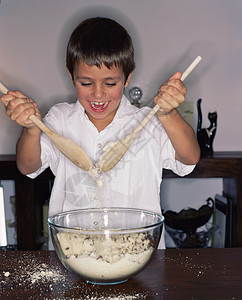 做饭的男孩图片