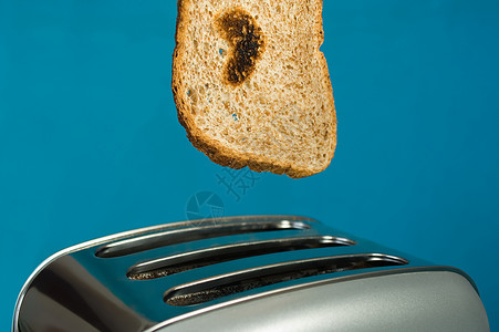 心形面包和烤面包机图片