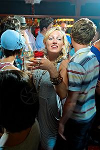 在酒吧里喝酒的年轻女人图片