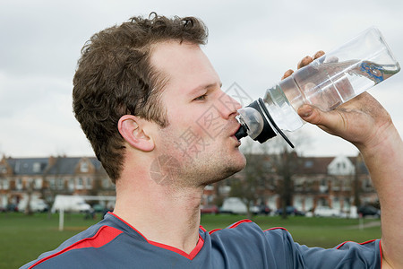 足球运动员在饮水图片