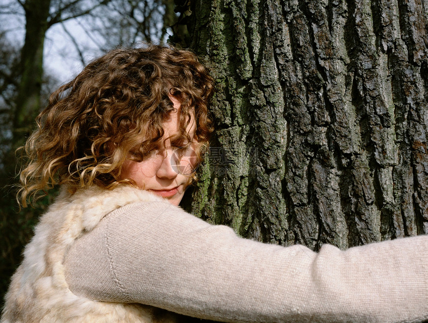 抱树的女人图片