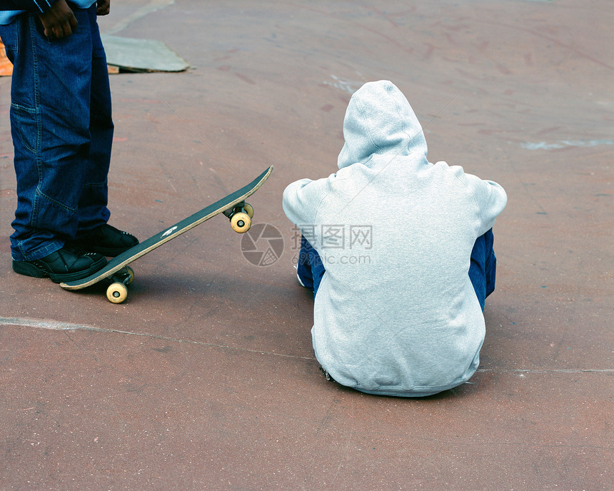 玩滑板的青少年图片