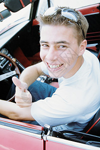 开跑车的年轻人背景图片