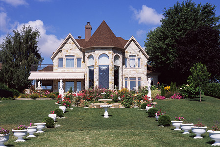 带有花园的大房子背景图片