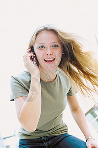 接电话的年轻女子背景图片