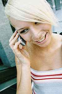 接电话的年轻女子背景图片