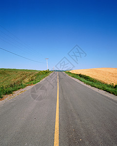 电源线路废弃的高速公路背景