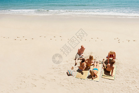 沙滩一群人在海滩上晒日光浴的一群人背景