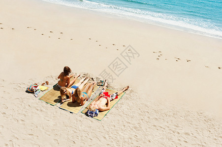 沙滩一群人在海滩上晒日光浴的一群人背景